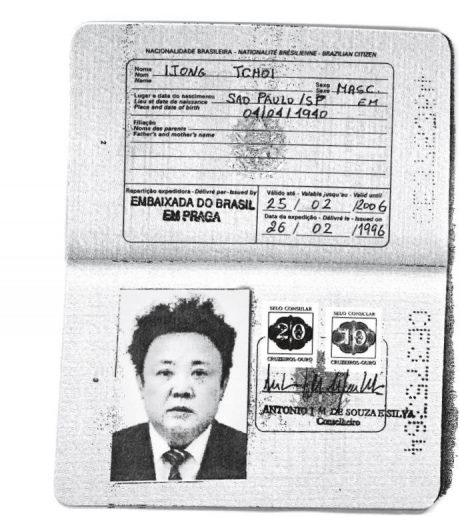 Kim Çen İn və onun atası 1990-cı illərdə, qərb ölkələrinə Braziliya passportları ilə, saxta adlarla səfər edirdilər