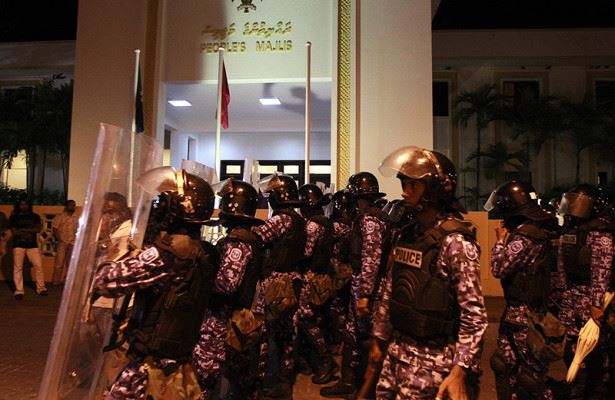 На Мальдивах военные окружили парламент и арестовали двоих оппозиционных депутатов