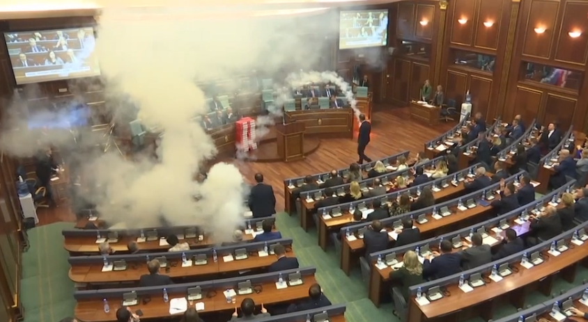 В парламенте Косово распылили слезоточивый газ (видео)