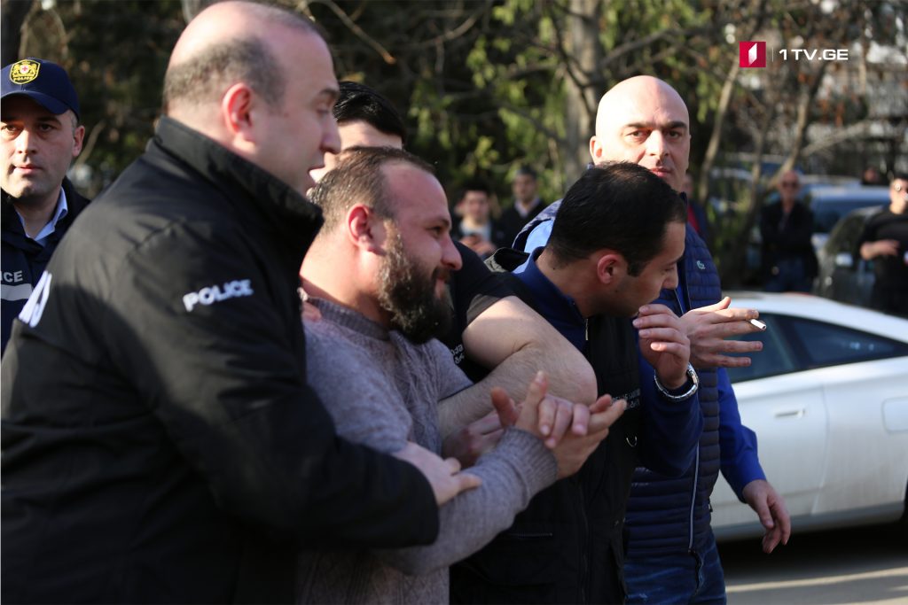 Полиция задержала шесть человек на акции возле здания телекомпании "Рустави 2"