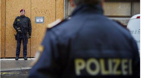 Неизвестный атаковал полицейского возле здания парламента в Вене