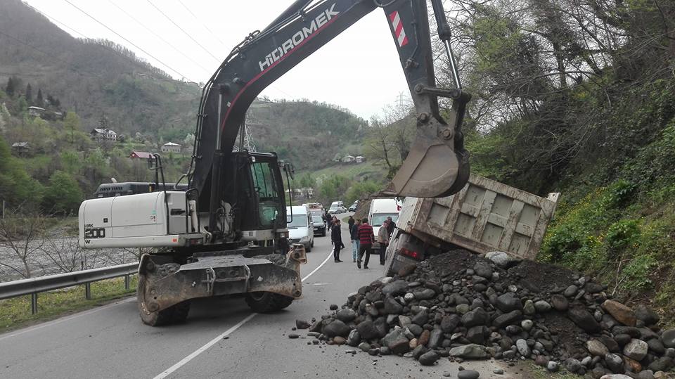 На магистрали Батуми-Ахалцихе грузовик съехал с дороги и завалился на бок