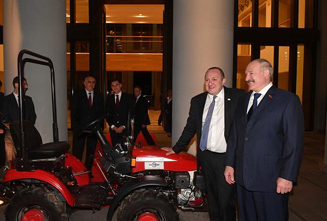 Александр Лукашенко подарил президенту Грузии трактор