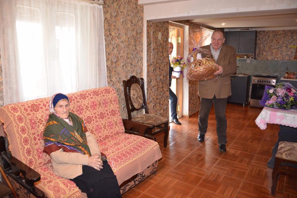 Губернатор Имерети Гиви Чичинадзе поздравил с Днем матери 112 - летнюю Тамар Чубинидзе