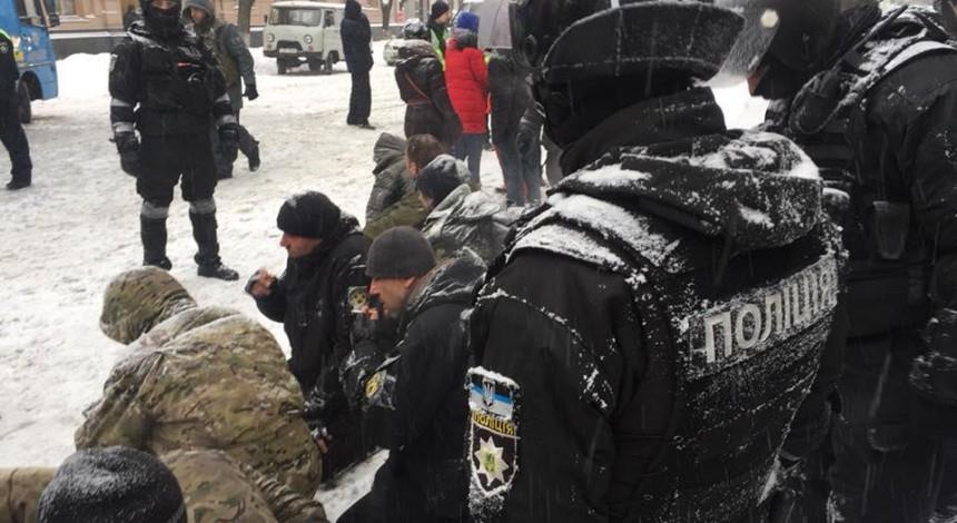 Over 100 demonstrators detained during clash with law enforcers in Kiev
