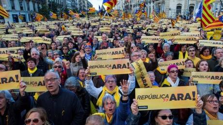 Сторонники независимости Каталонии провели многотысячную акцию в Барселоне