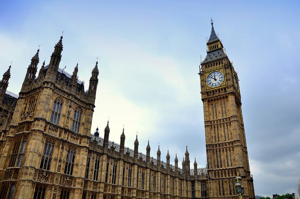 Один человек госпитализирован после получения подозрительной посылки в парламенте Великобритании