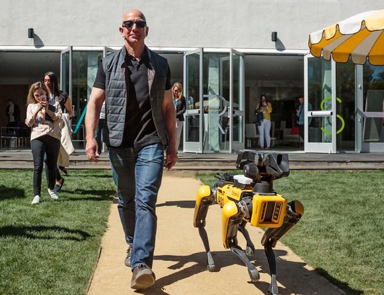 Глава Amazon прогулялся с собакой-роботом Boston Dynamics