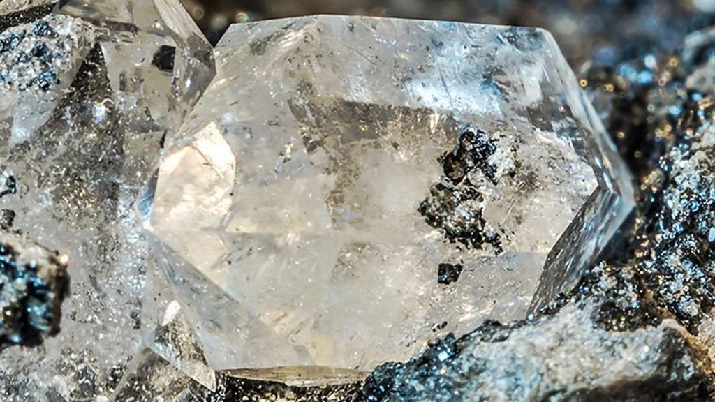 Ученые обнаружили в алмазах новый тип воды