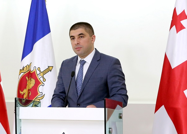 По факту реализации наркотиков по интернету на территории кладбища задержан гражданин Украины, проживающий в Тбилиси