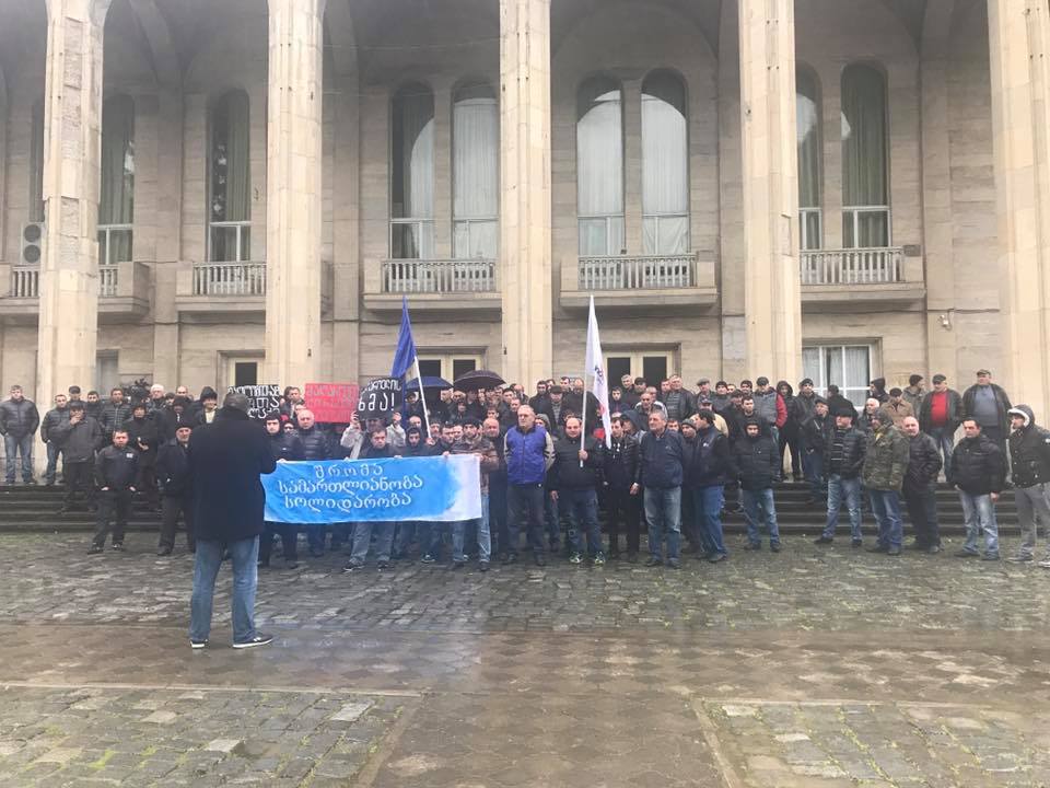 Шахтеры проводят акцию протеста в Чиатуре