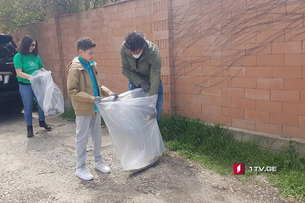Каха Каладзе вместе с сыном участвует в акции по очистке