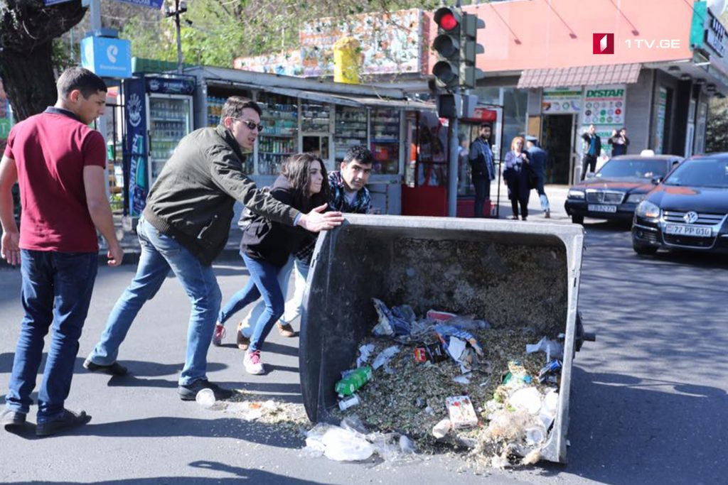 Mətbuatın məlumatına görə, müxalifətin lideri tərəfdarlarını Ermənistanda məxməri inqilaba doğru çağırır