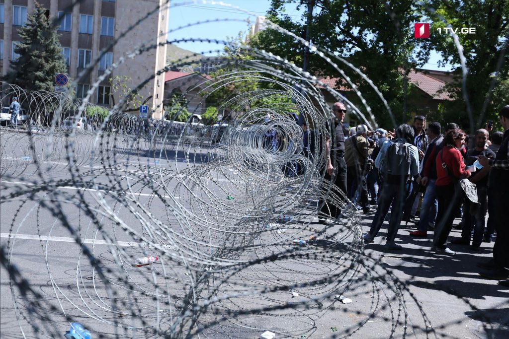 Участники акции в Ереване начали блокирование государственных учреждений (видео)