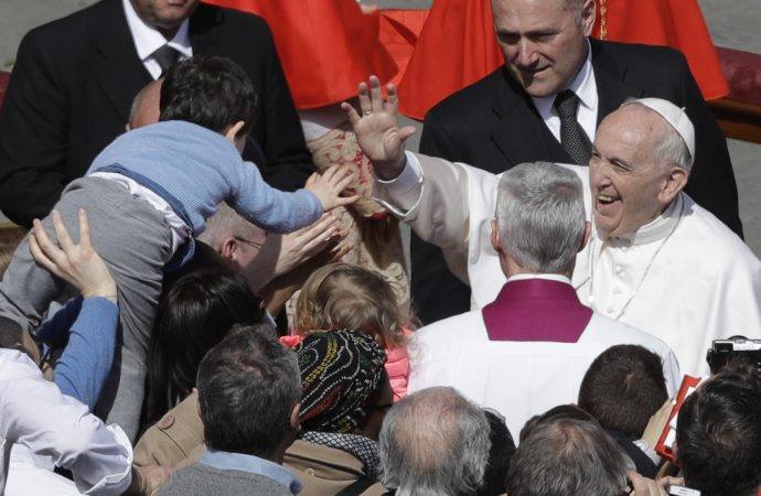Папа Римский поздравил с Воскресением Христовым верующих, собравшихся на площади святого Петра