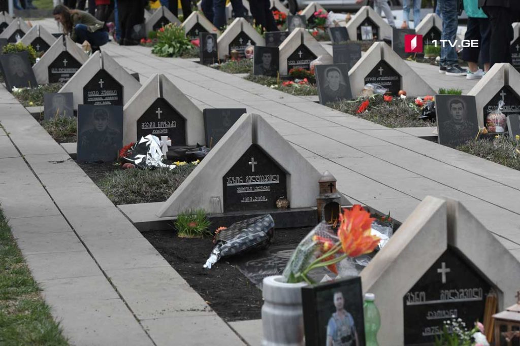 На братском кладбище Мухатгверди почтили память героев (фото)