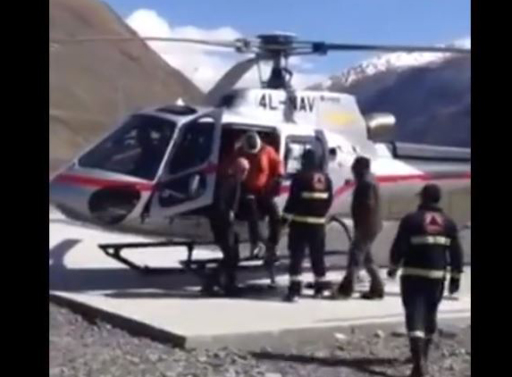 В Казбеги горные спасатели спустили польского туриста с метеорологической станции на Мкинварцвери
