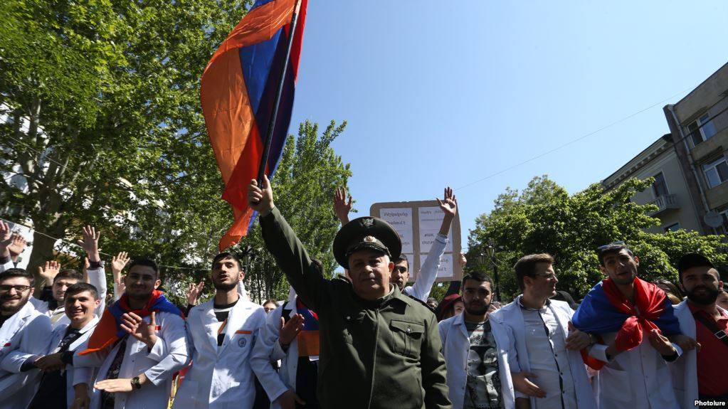 Երևանում ուսանողները կոչ են անում դասախոսներին միանալ ցույցին