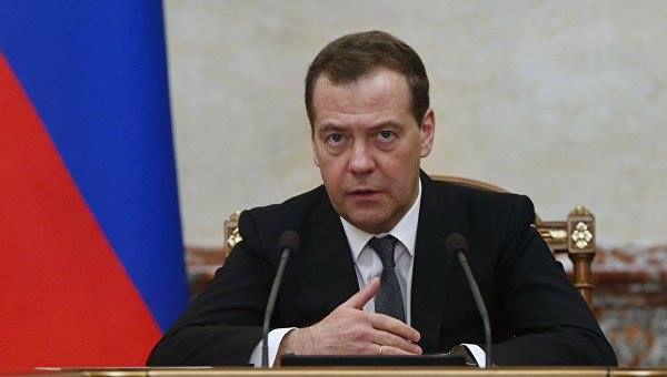 Медведев поручил проработать эффективный ответ на санкции США