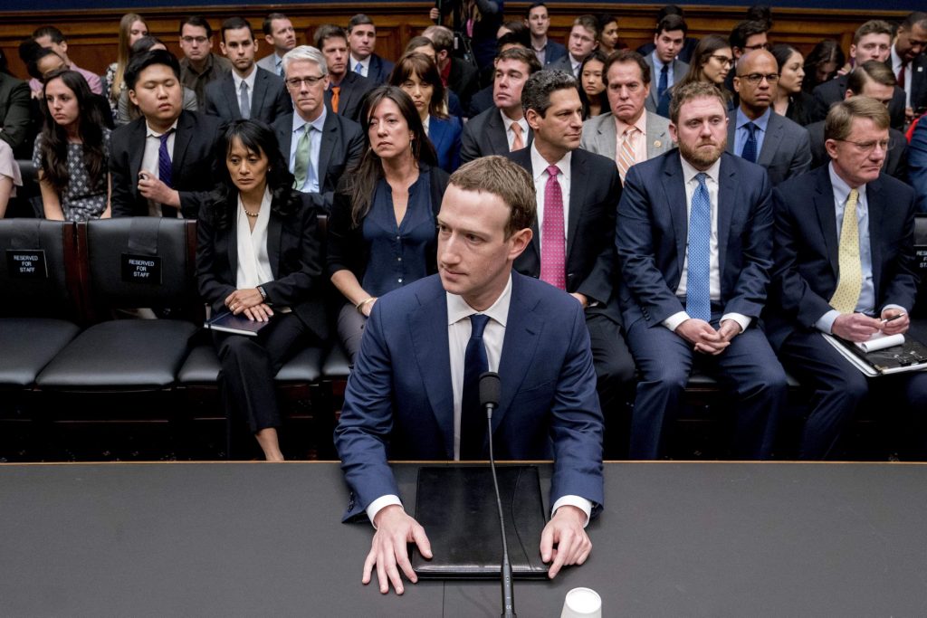 Цукерберг признался в утечке собственных данных через Facebook