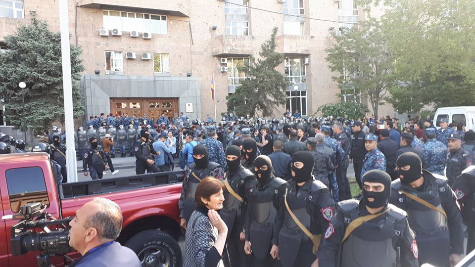 Երևանում, հատուկջոկատայինները կառավարության տան դիմաց հավաքված ցուցարարներին սկսել են դուրս բերել տարածքից