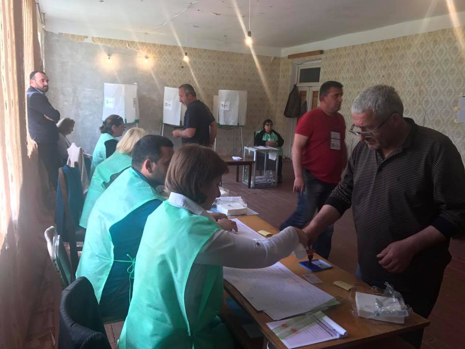 По информации председателя избирательного округа, явка избирателей в Вани на  14:00  составляет 29%