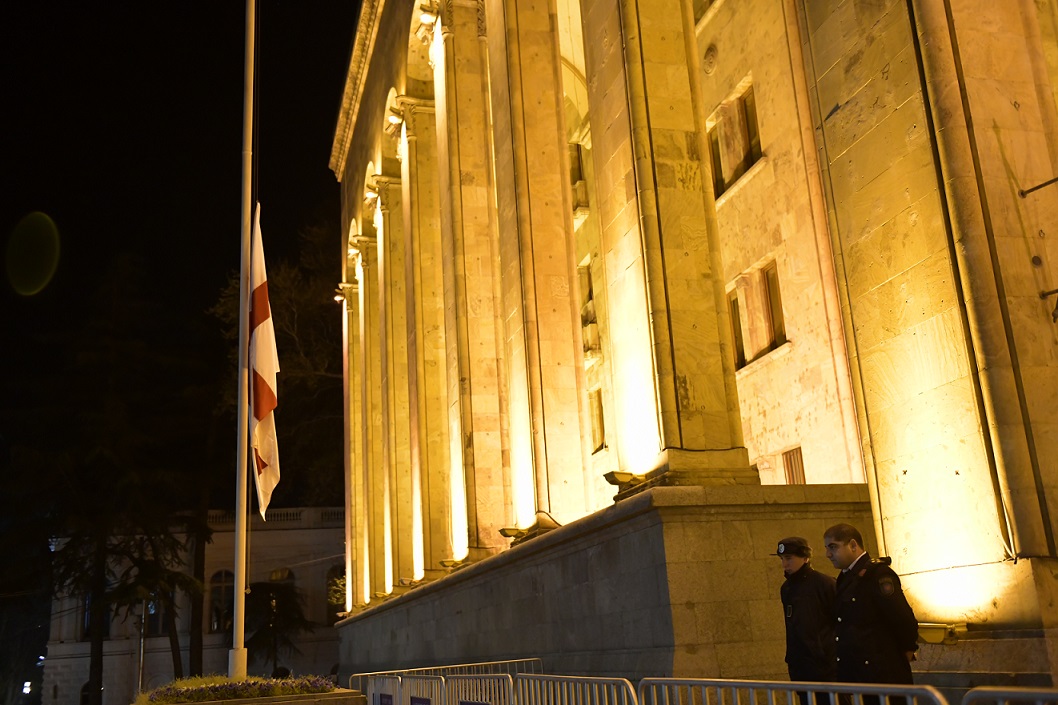На административных зданиях Грузии приспустили государственные флаги [фото/видео]