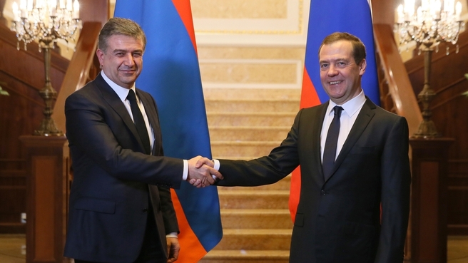 По информации армянских СМИ, Дмитрий Медведев и Карен Карапетян провели телефонный разговор