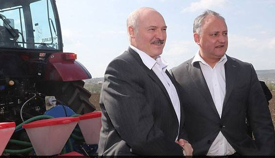 Президент Беларуси подарил своему молдавскому коллеге трактор