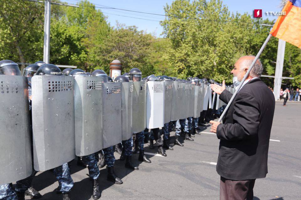 Yerevanda Baqramyan meydanında xüsusi təyinatlılar səfərbər olunublar