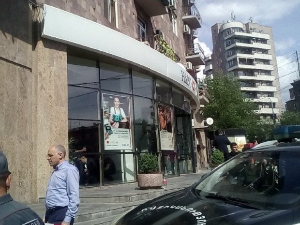 В Ереване на один из офисов банка HSBC напал вооруженный человек