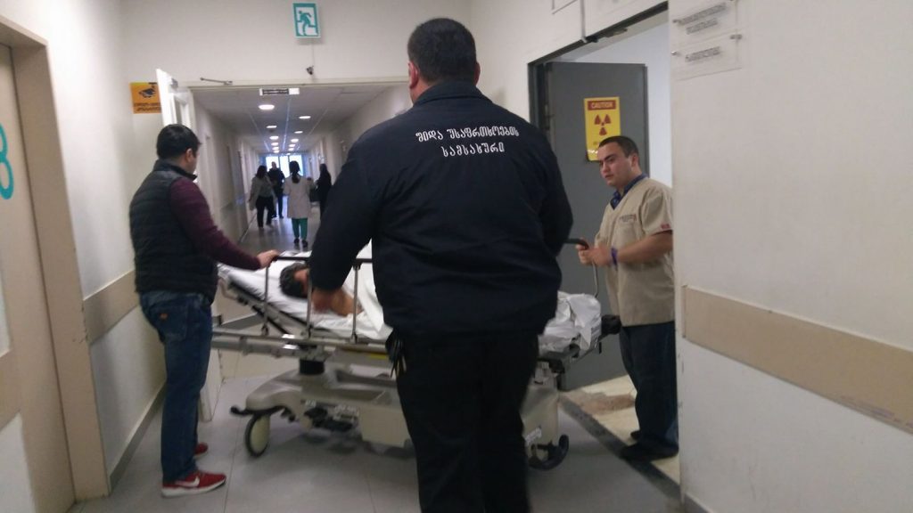 В реферальный госпиталь Зугдиди привезли раненного мужчину