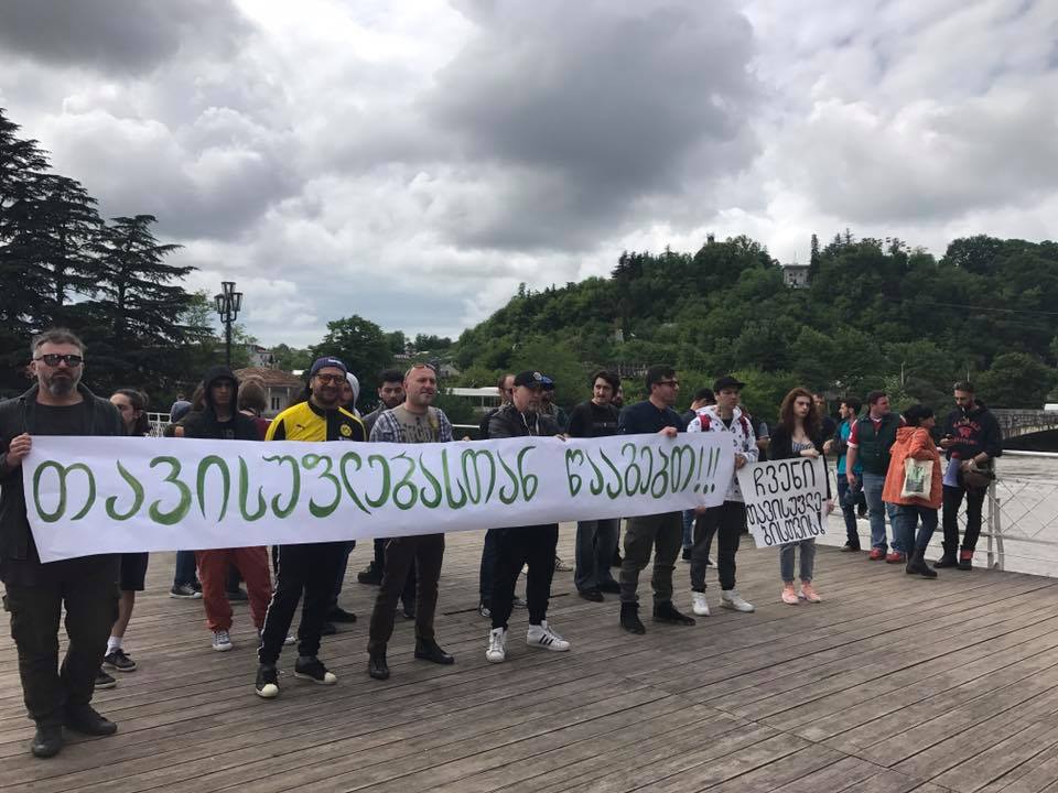 В Кутаиси протестуют против спецоперации, проведенной в ночных клубах Тбилиси