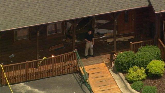 В штате Северной Каролины автомобиль въехал в здание ресторана, погибли два человека