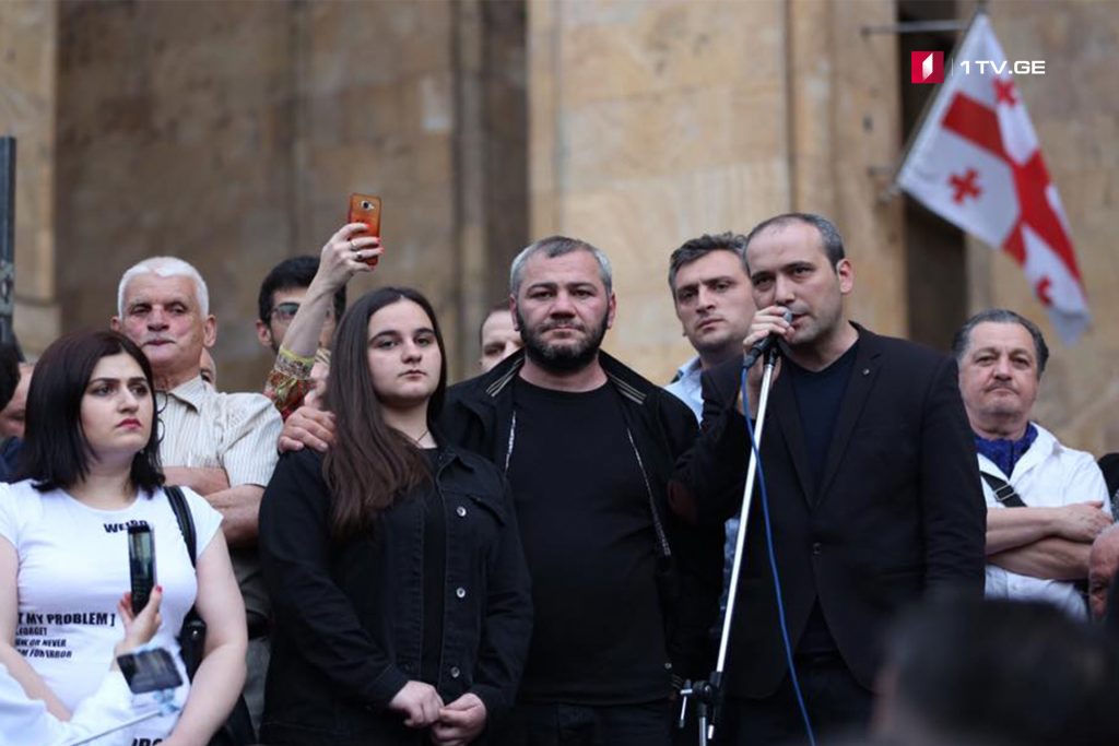 Перед парламентом проходит акция под слоганом - #ნუმომკლავ (не убей), организованная Зазой Саралидзе, отцом убитого на улице Хорава подростка (фото)
