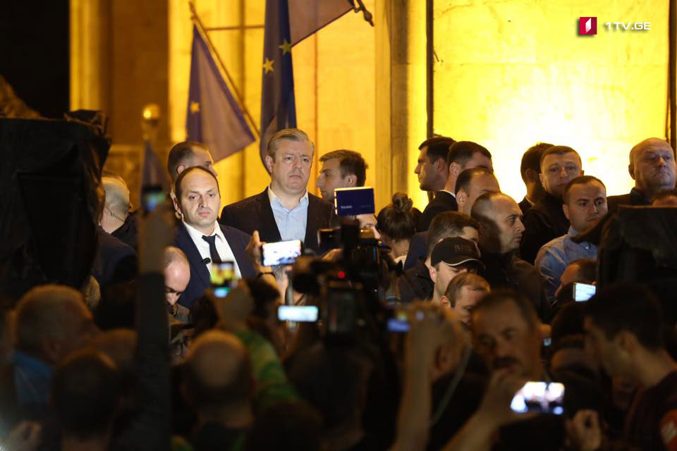 Премьер-министр Грузии Георгий Квирикашвили прибыл к зданию парламента