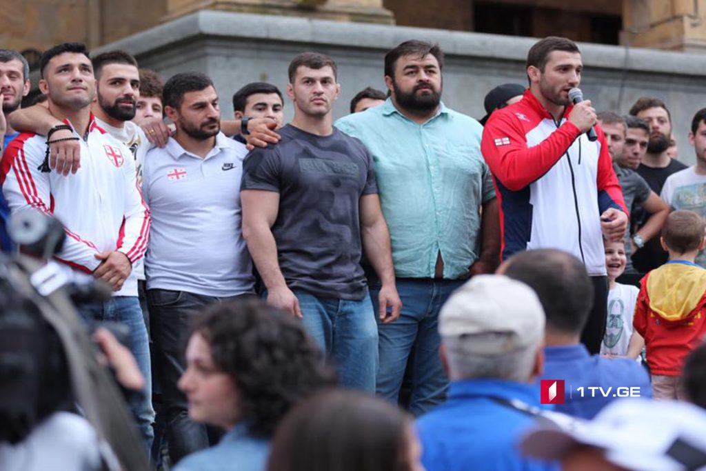 На акции перед парламентом  вновь потребовали отставки Давида Кевхишвили (фотоистория)