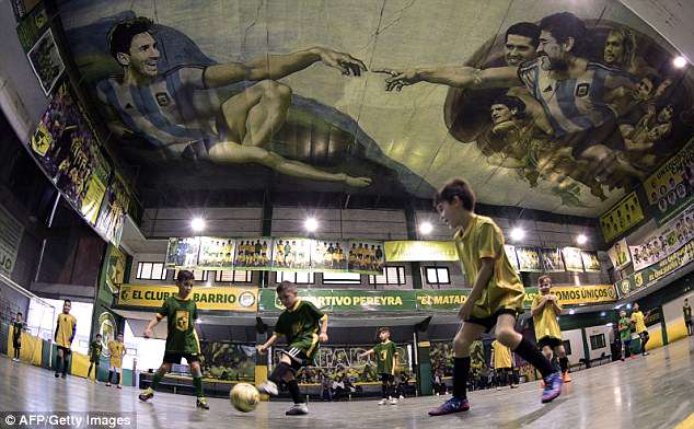 В Буэнос-Айресе нарисовали футбольную фреску: Марадона - Бог, Месси - Адам