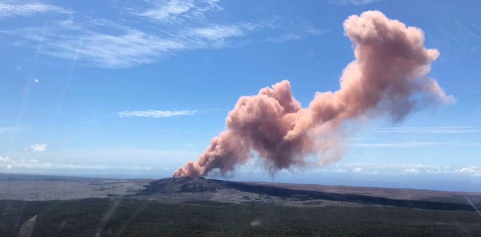 Из - за извержения вулкана с Большого острова Гавайев эвакуированы до 2000 человек