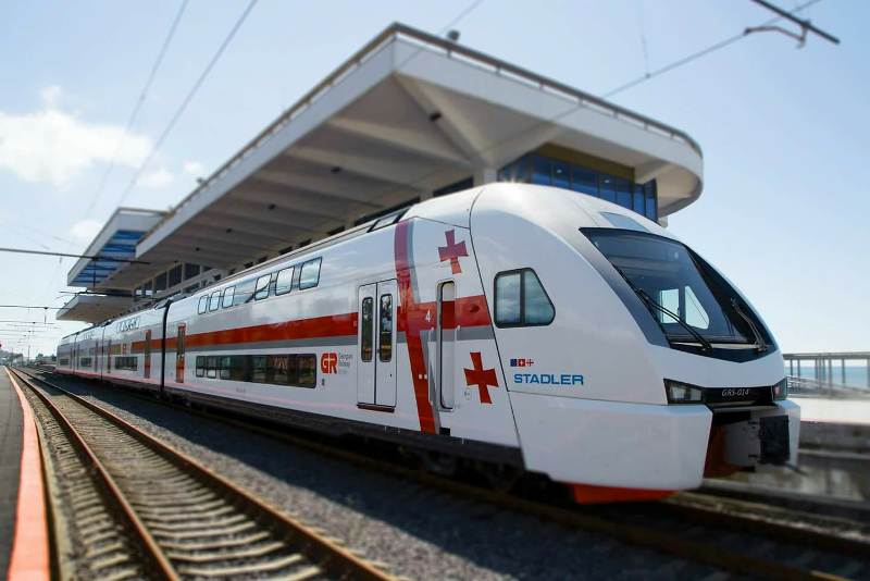 Грузинская железная дорога  - Двое неизвестных лиц повредили двухуровневый поезд Штадлера