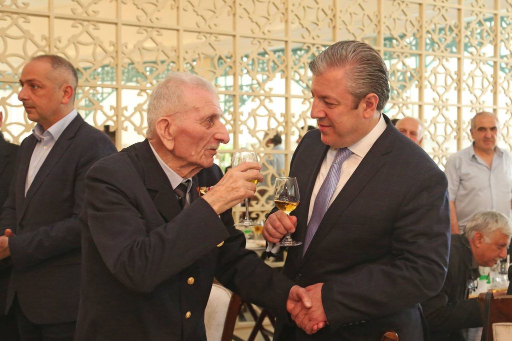 Giorgi Kvirikaşvili İkinci Dünya Müharibəsinin veteranlarını bayram yeməyinə dəvət etdi