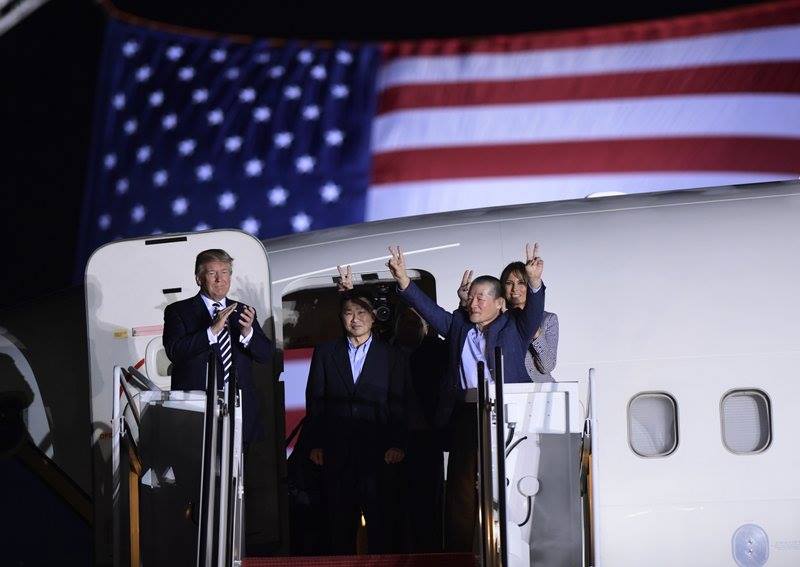 Дональд Трамп встретил освобожденных из Северной Кореи граждан США на авиабазе Эндрюс