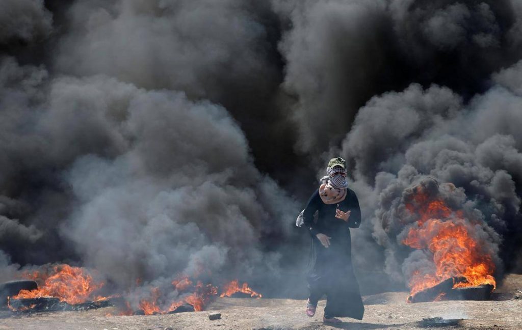 В результате столкновений с силами безопасности Израиля у границы с сектором Газа погибли 52 палестинца - фотоистория