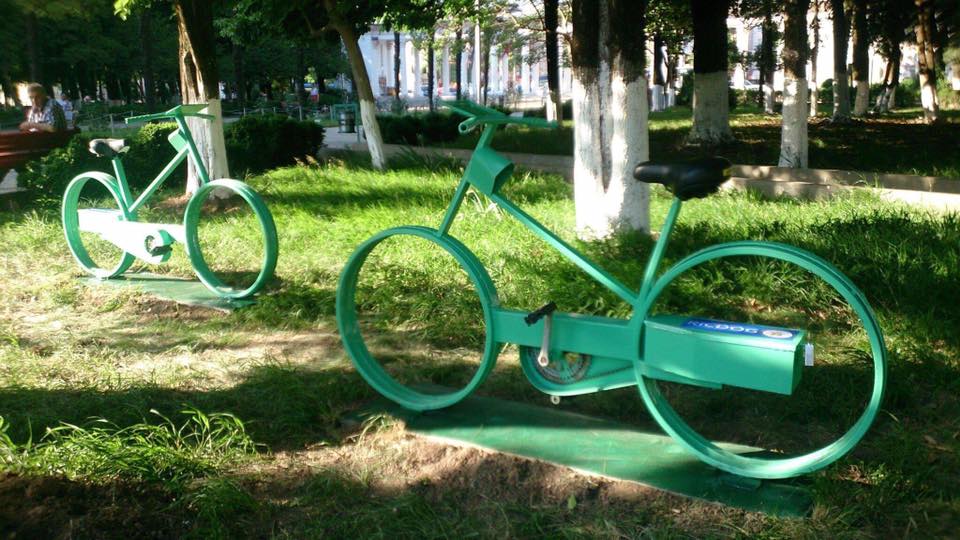 В Парке учащейся молодежи в Кутаиси поставили энергосберегающие велосипеды