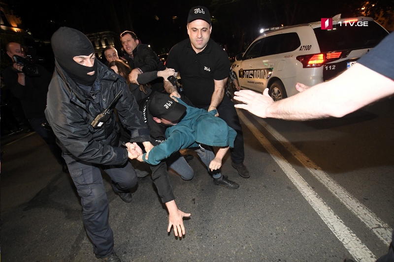 На акции у парламента произошли столкновения, задержаны несколько человек [фото]