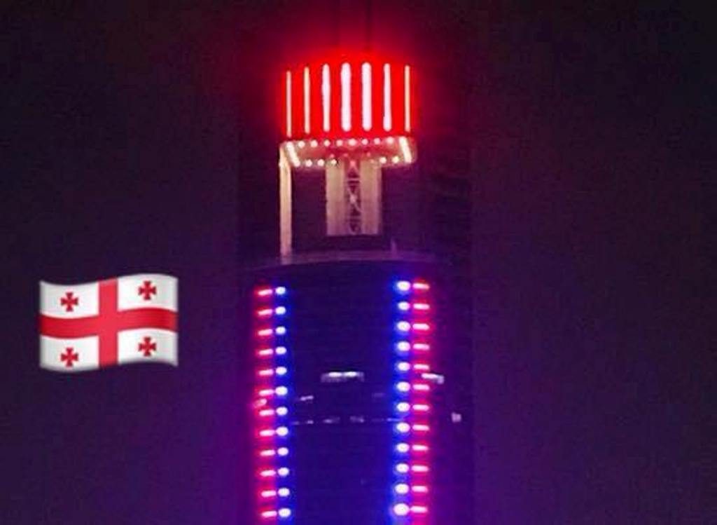 Небоскрёбы в столице Саудовской Аравии подсветили в цвета флага Грузии [фото]