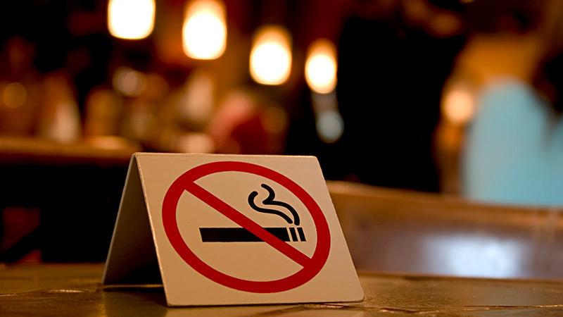МВД – Два лица не подчинились требованию полиции прекратить курит в кафе, за что были задержаны