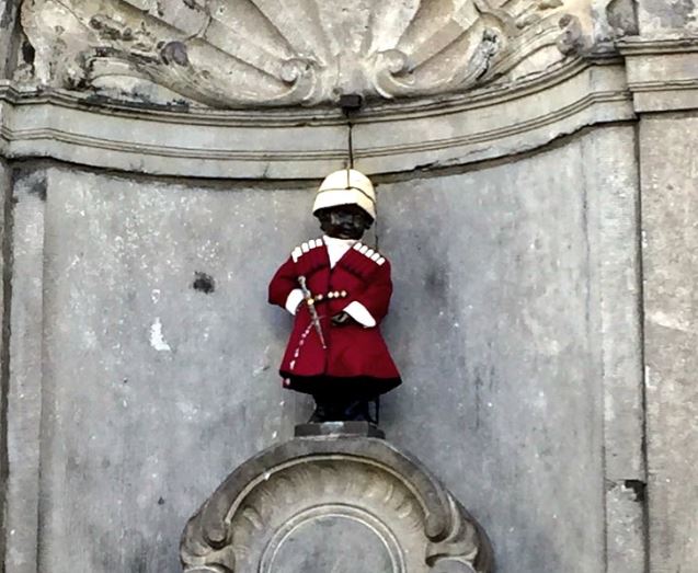 Brüsseldə məşhur kiçik oğlan heykəli gürcü çoxası geyinib