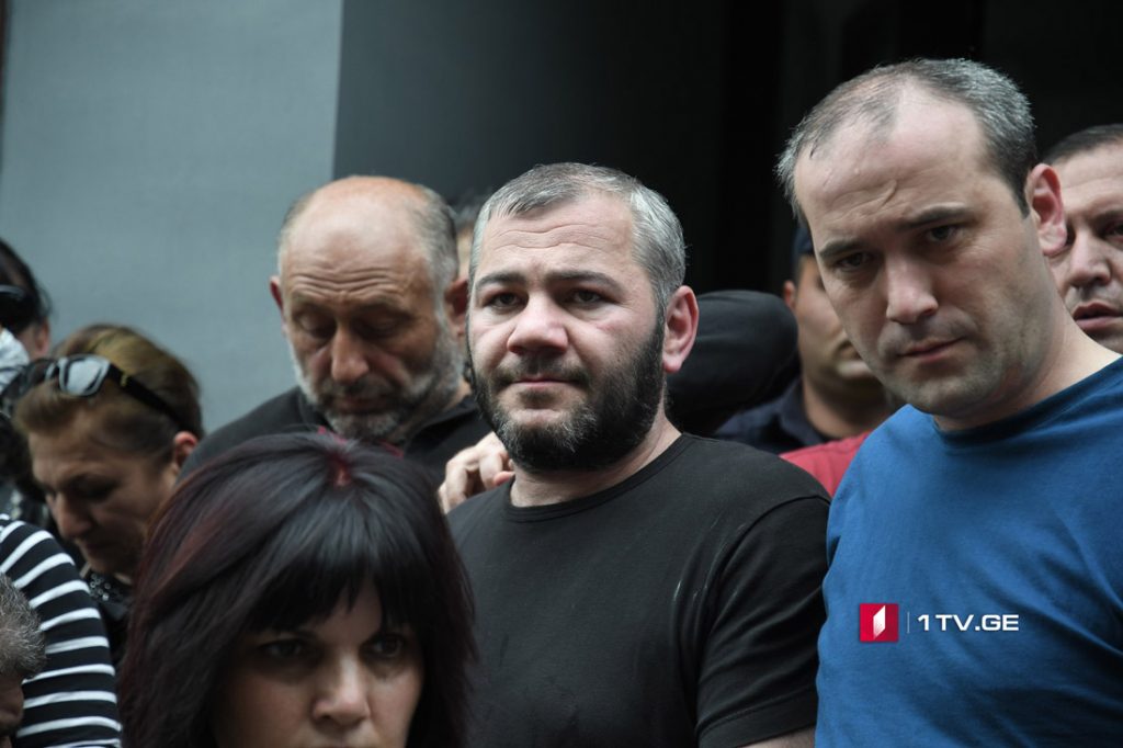 По информации Зазы Саралидзе, задержанных возле суда нескольких лиц освободили