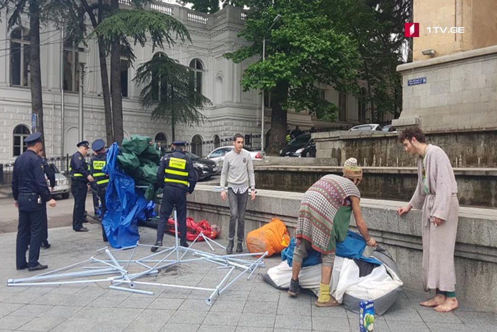 Police dismantled tents in front of the parliament building